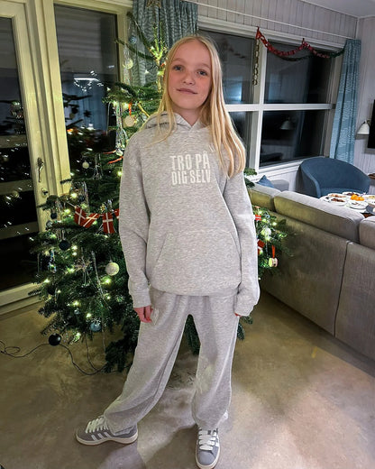 TRO PÅ DIG SELV - GRÅ HOODIE (Børn)