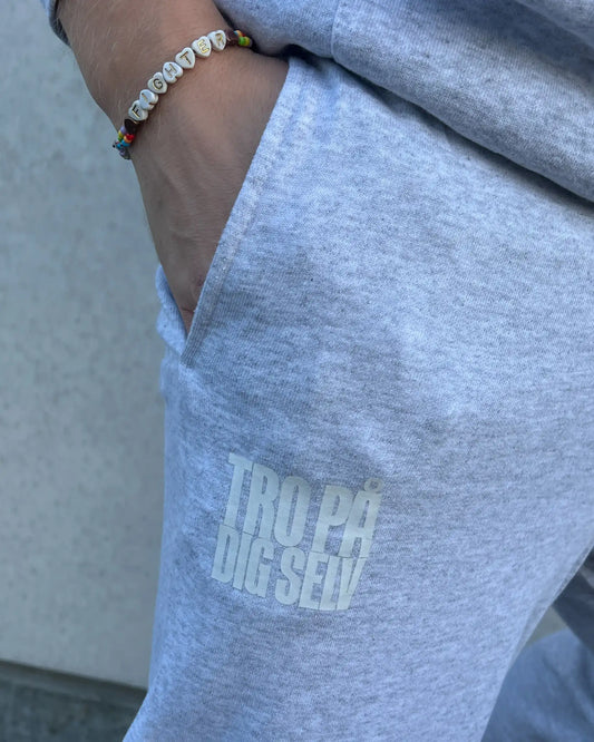 TRO PÅ DIG SELV - GRÅ SWEATPANTS (Voksen)