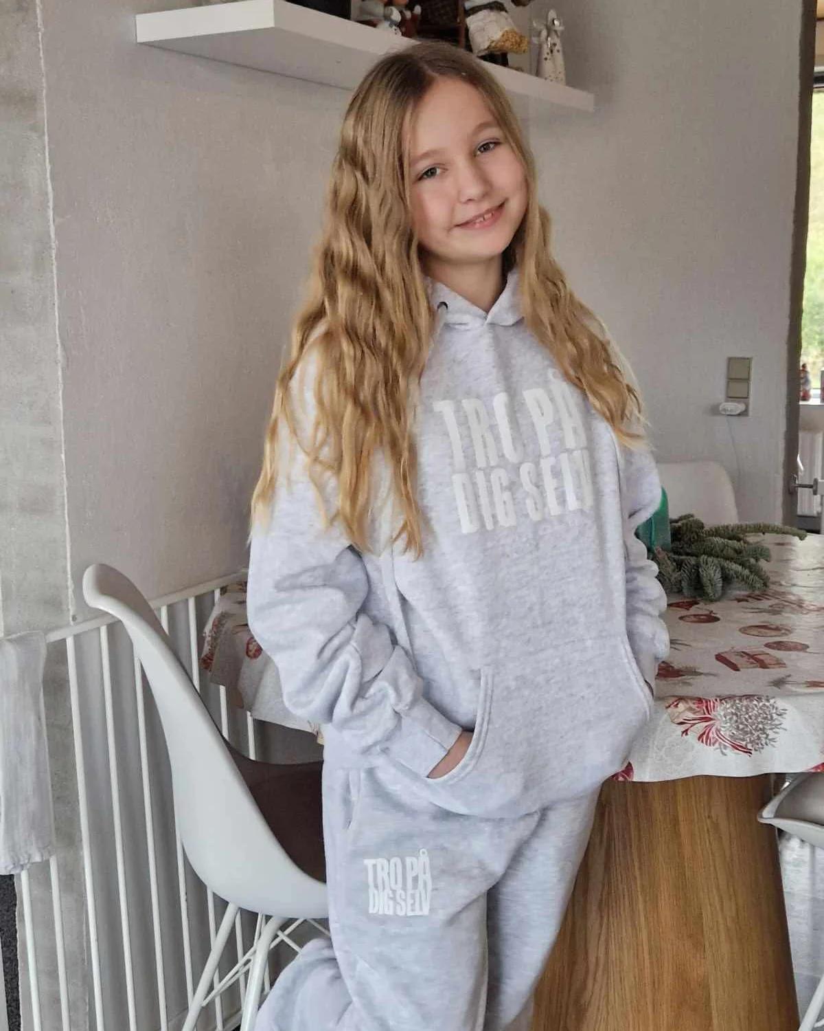 TRO PÅ DIG SELV - GRÅ HOODIE (Børn)
