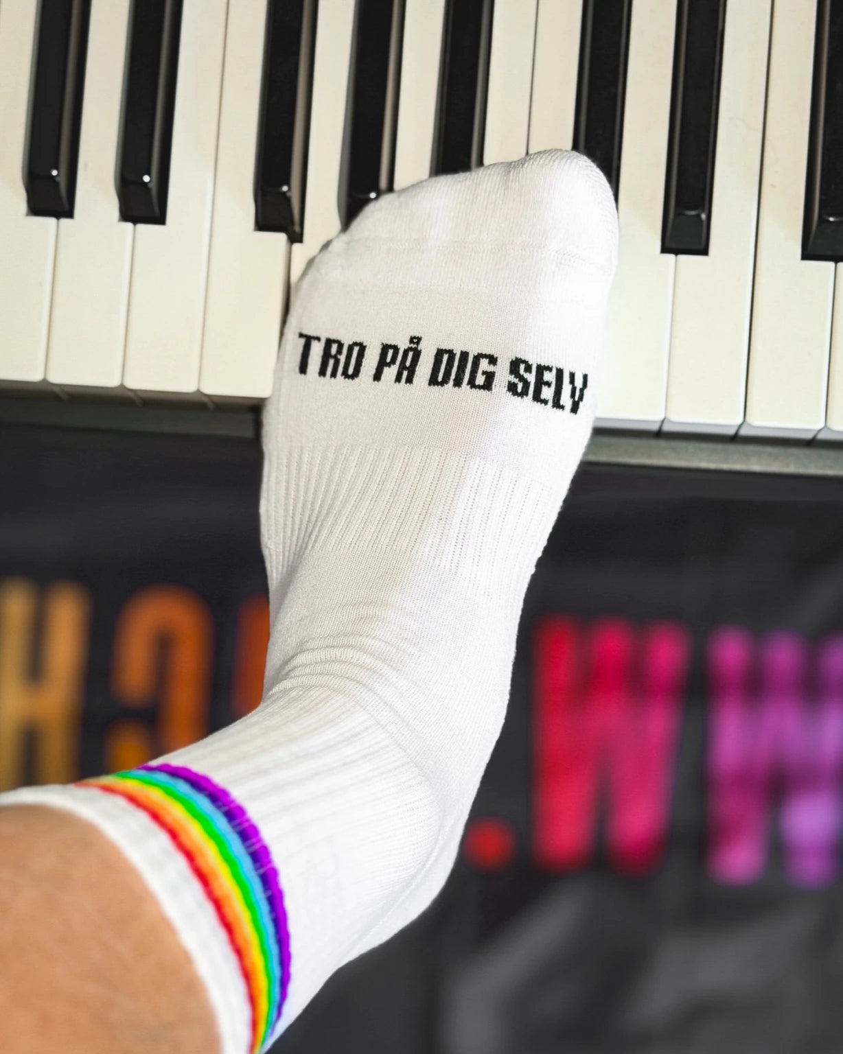 TRO PÅ DIG SELV - REGNBUE-STRØMPER 🌈